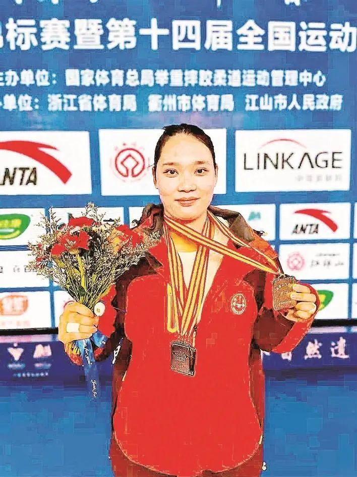  残疾人篮球锦标赛，运动员拼搏精神感人