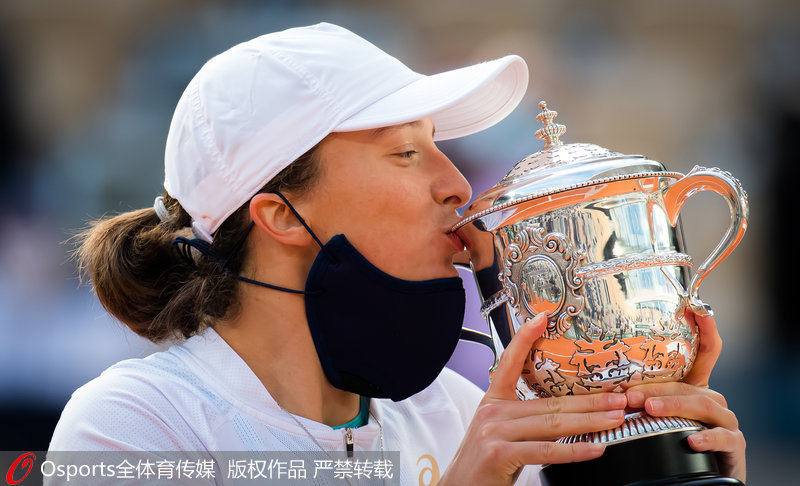  斯维亚特克卫冕成功，法网女单三连冠