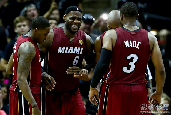  湖人詹姆斯里程碑之夜率队凯旋