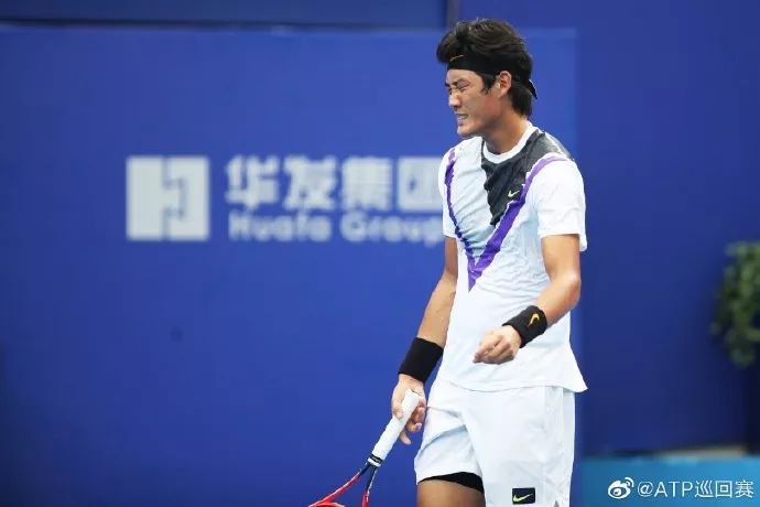  丘里奇挽救赛点逆转，草地热身赛爆冷门