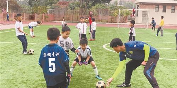  公益足球进校园，明星球员亲自授课