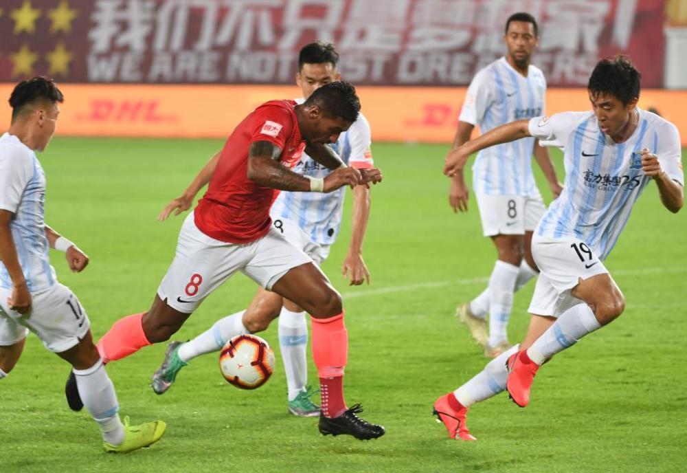  绿茵激战正酣，豪门球队强势争冠