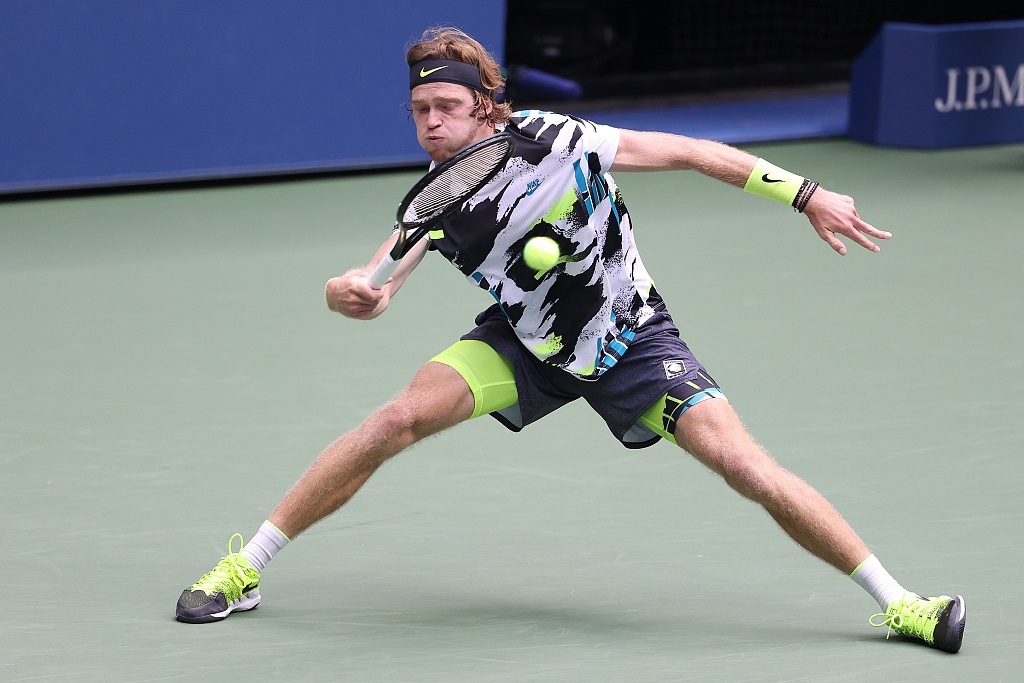  梅德韦杰夫直落三盘卫冕成功