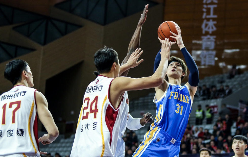  广东宏远末节发力，战胜新疆稳固联赛榜首