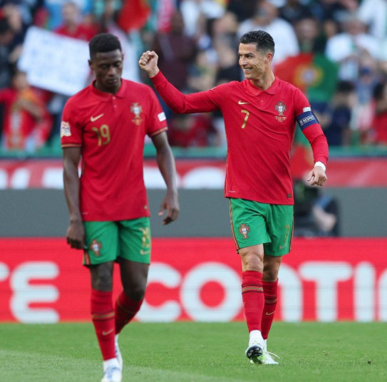  葡萄牙老将C罗梅开二度助球队登顶欧国联积分榜